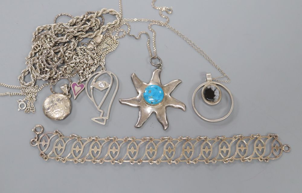 Mixed white metal jewellery including a pierced openwork necklace, ropetwist chain etc.